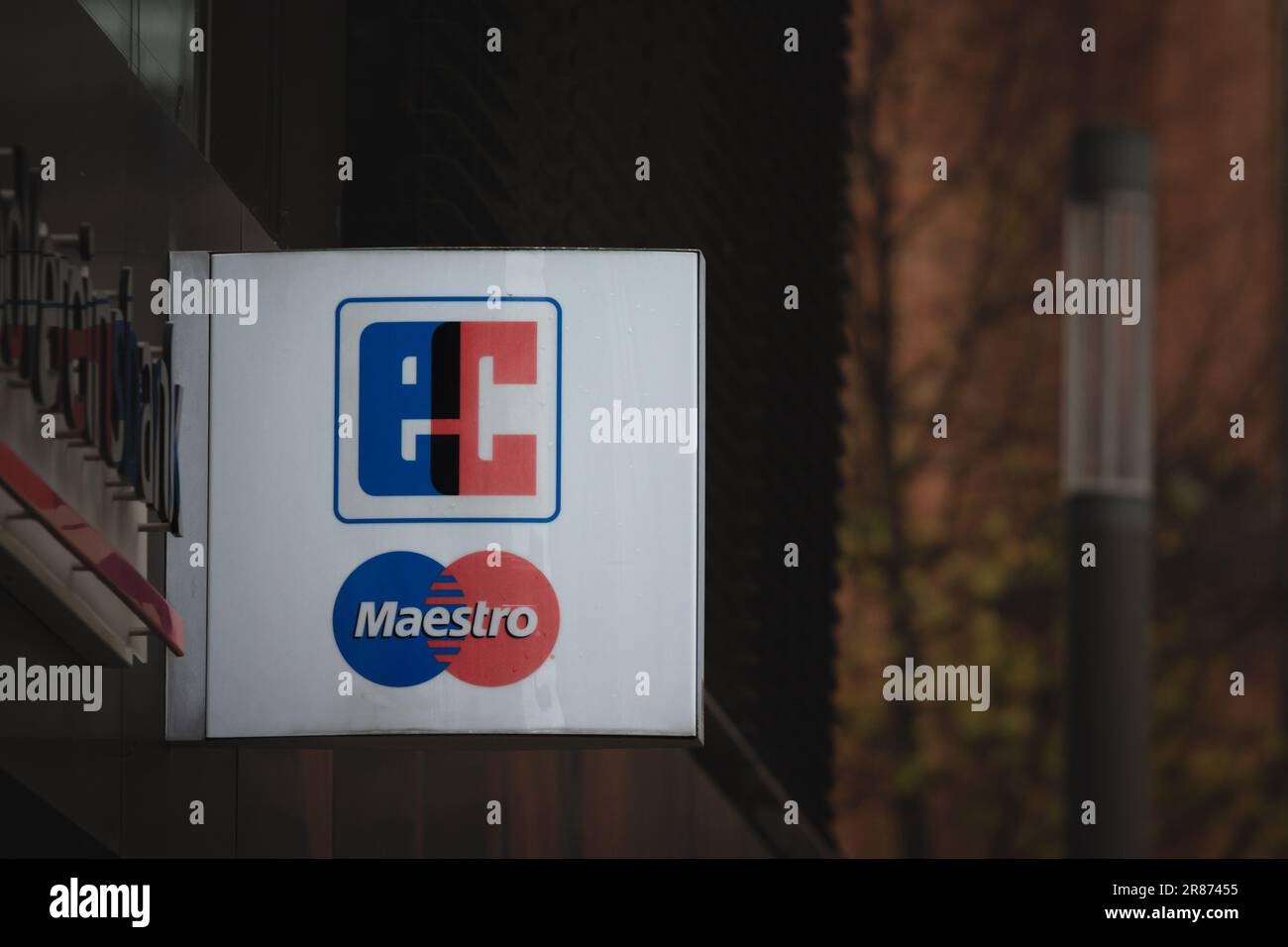 Bild eines Schildes mit EC-karte und maestro-Logo auf einem deutschen Geldautomaten in Dortmund. Das elektronische Bargeld war bis 2007 das Debitkartensystem der Deutschen Stockfoto