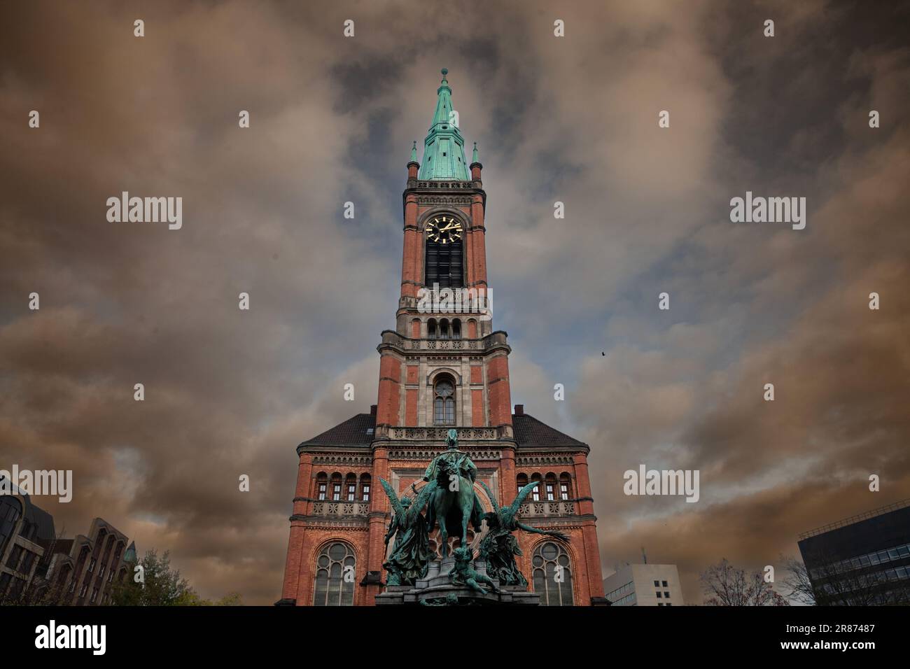 Bild der Johanniskirche in Düsseldorf. Die Johanniskirche mit ihrem fast 88 m hohen Turm ist die größte protestantische Kirche in Düs Stockfoto