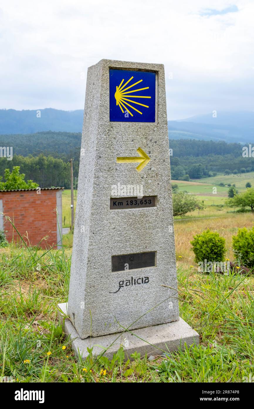 Wegweiser des Way Saint James, markiert Muscheln für Pilger zur Compostela Kathedrale in Galicien Stockfoto