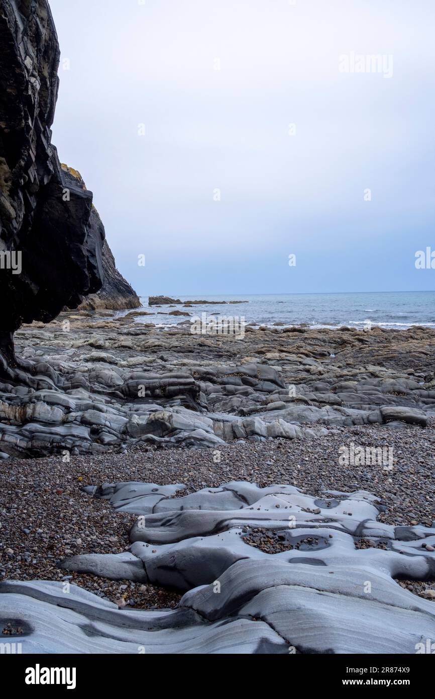 Ballota Beach, auch bekannt als Rio Cabo Beach in Cudillero, Asturien, Spanien. Bewölkter Tag. Stockfoto