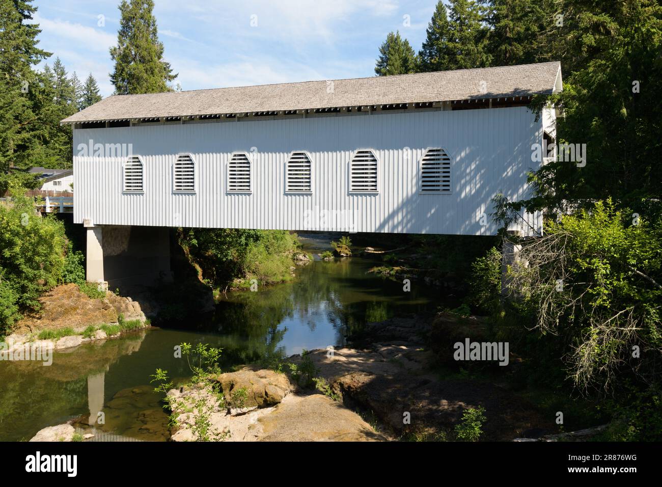 Dorena, OR, USA - 13. Juni 2023; Dorena Covered Bridge im Lane County, Oregon über dem Row River Stockfoto