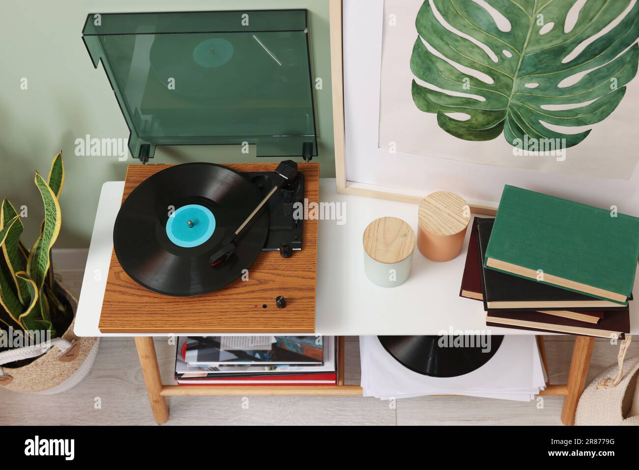 Eleganter Plattenspieler mit Konsolentisch aus Vinyl Schallplatten im Zimmer, Blick über den Bildschirm Stockfoto