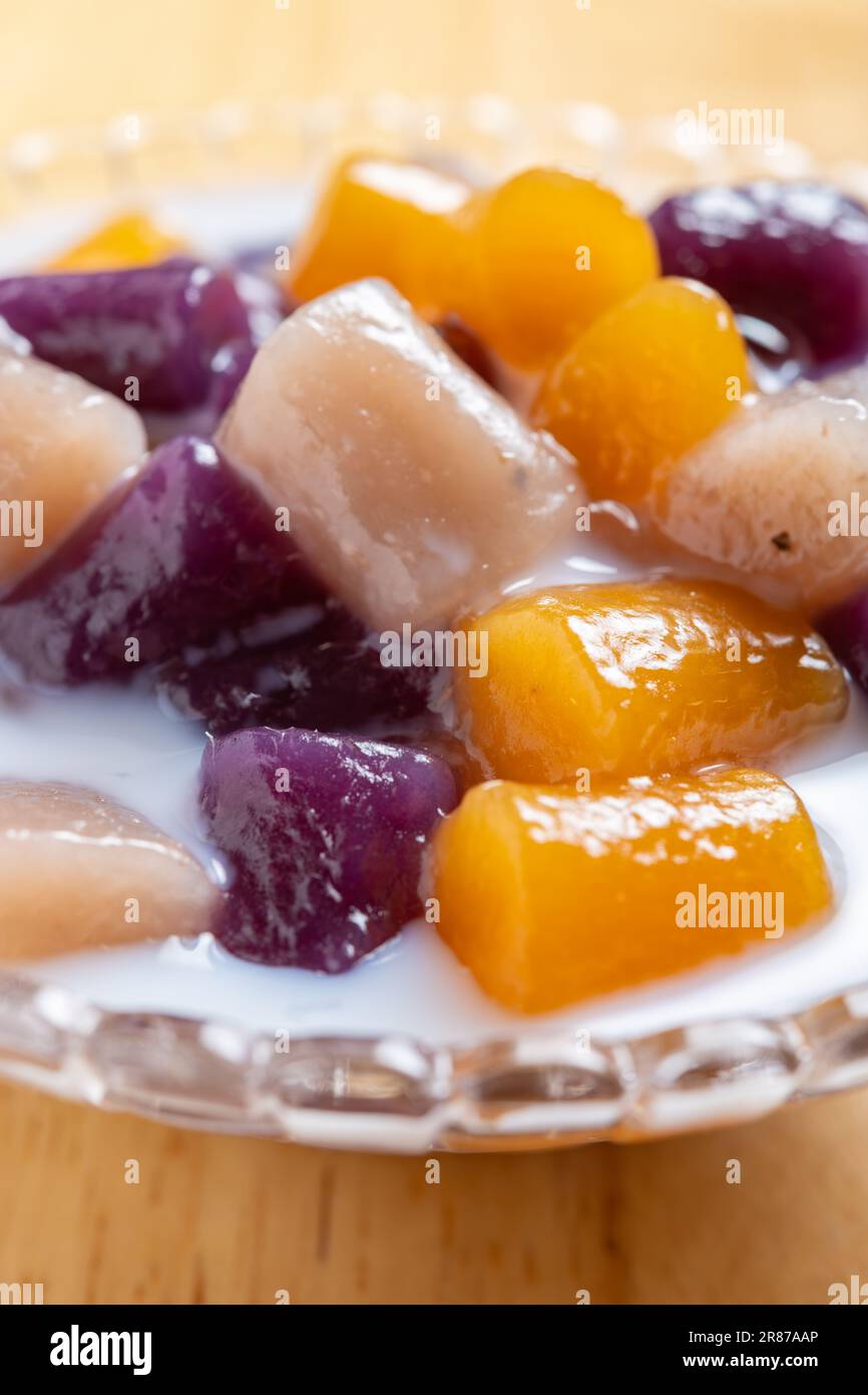 Sirup mit Taro-Bällen und Milch aus vertikaler Perspektive betrachten Stockfoto