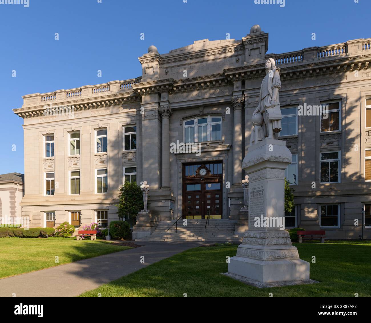 Walla Walla, WA, USA - 25. Mai 2023; Abendschatten über die Fassade des historischen Gerichtsgebäudes von Walla Walla County und der Statue von Christopher Columbus Stockfoto