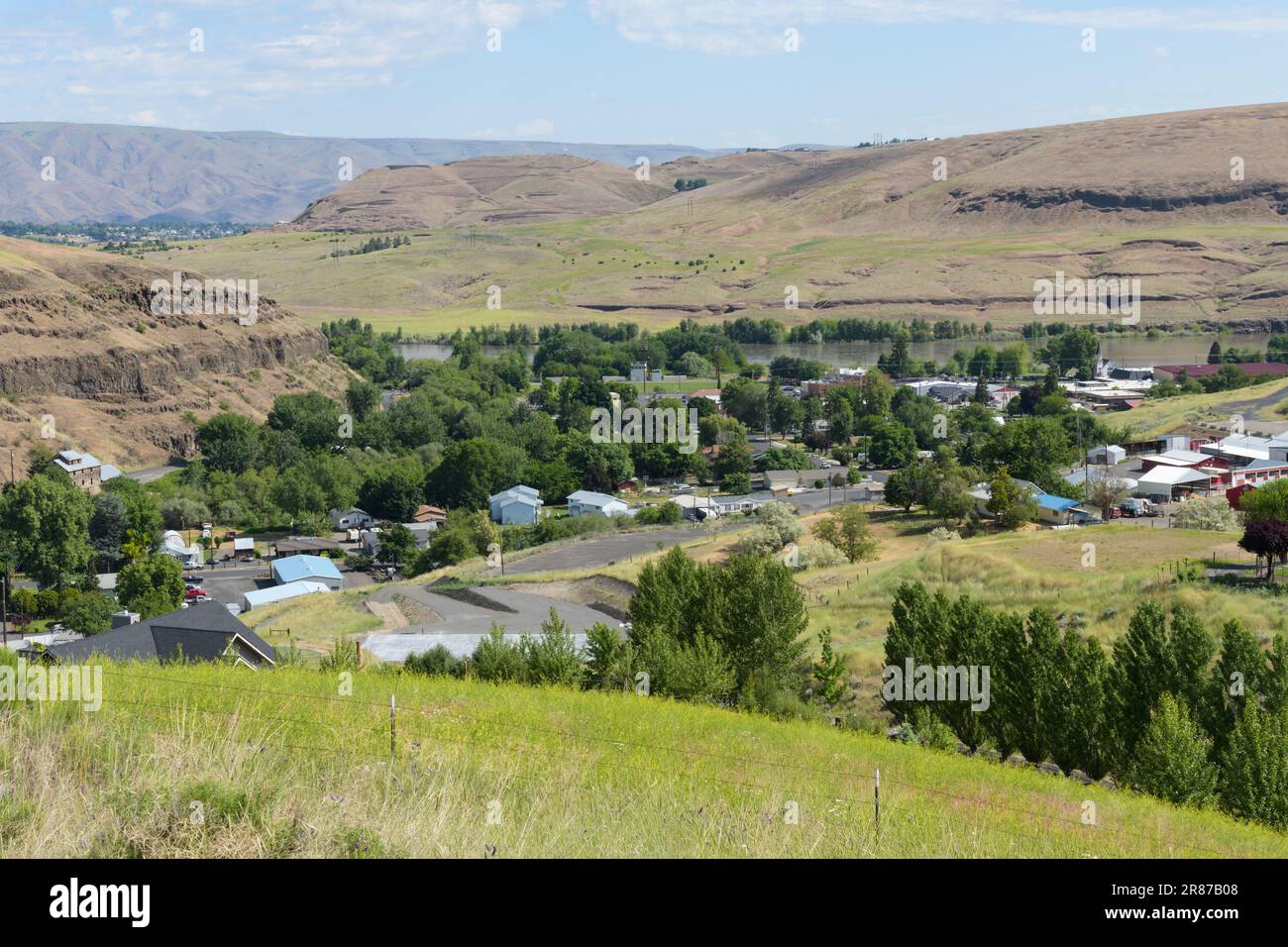 Asotin, WA, USA - 24. Mai 2023; Blick auf die Stadt Asotin Washington und die Hügel rund um den Snake River Stockfoto