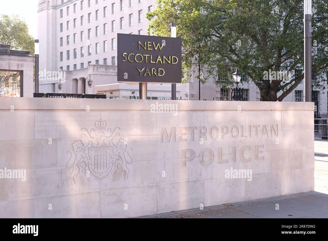 London, Großbritannien. Das rotierende Schild und die Vorderwand des Hauptquartiers der Metropolitan Police, New Scotland Yard in Victoria Embankment. Stockfoto