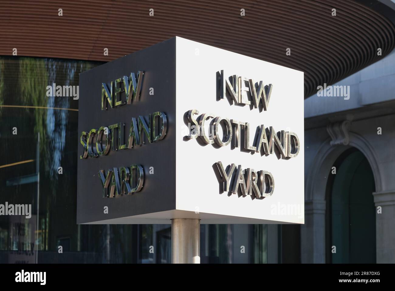 London, Großbritannien. Das rotierende Schild für New Scotland Yard, das Hauptquartier der Metropolitan Police am Victoria Embankment. Stockfoto