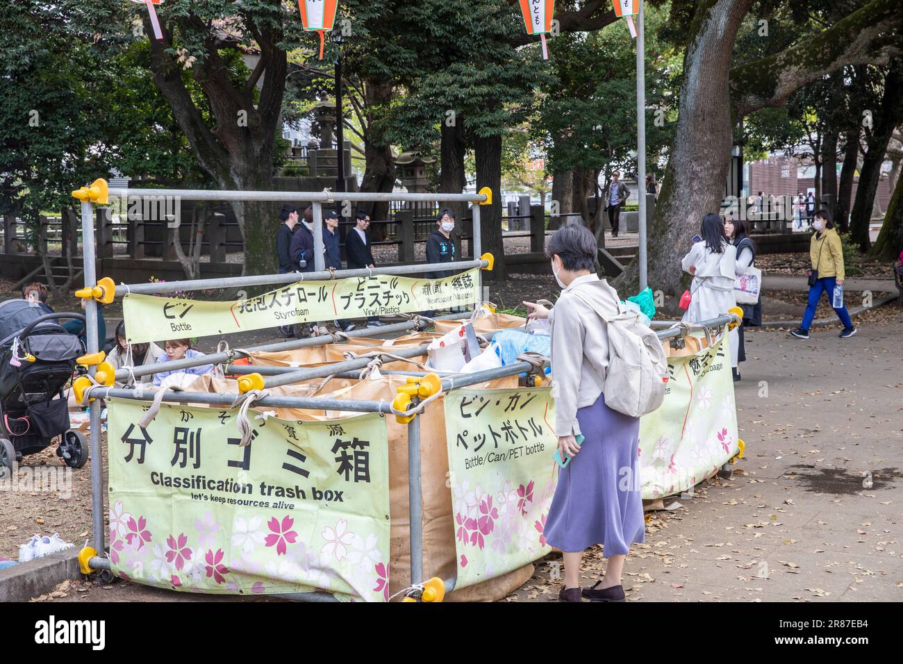Klassifizierung Mülltonnen im Ueno Park Tokyo, um Müll in Umweltabteilungen zur Entsorgung zu trennen, Japan, Asien 2023 Stockfoto