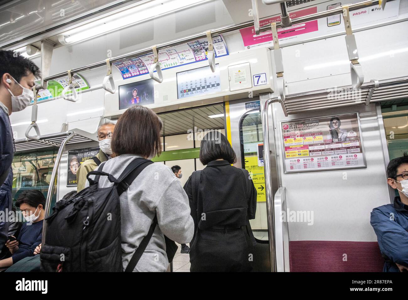 Tokio Eisenbahnnetz Pendler in einem Zug bereiten sich auf das Aussteigen vor, wenn sich die Türen öffnen, Japan, Asien 2023 Stockfoto