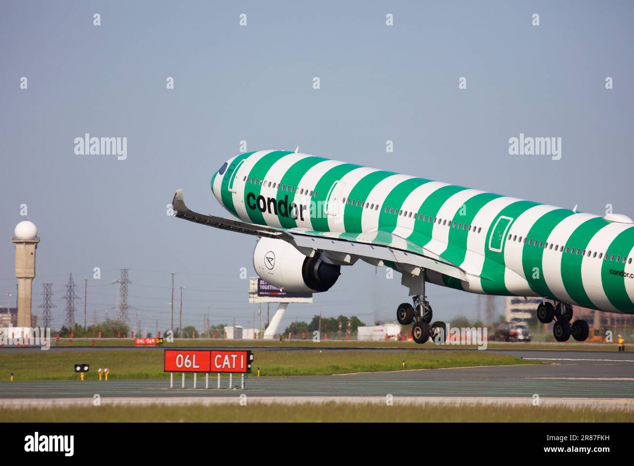 Condor Airlines Airbus 330-941 Landung am Flughafen Pearson, Toronto, Start- und Landebahn 06L Stockfoto