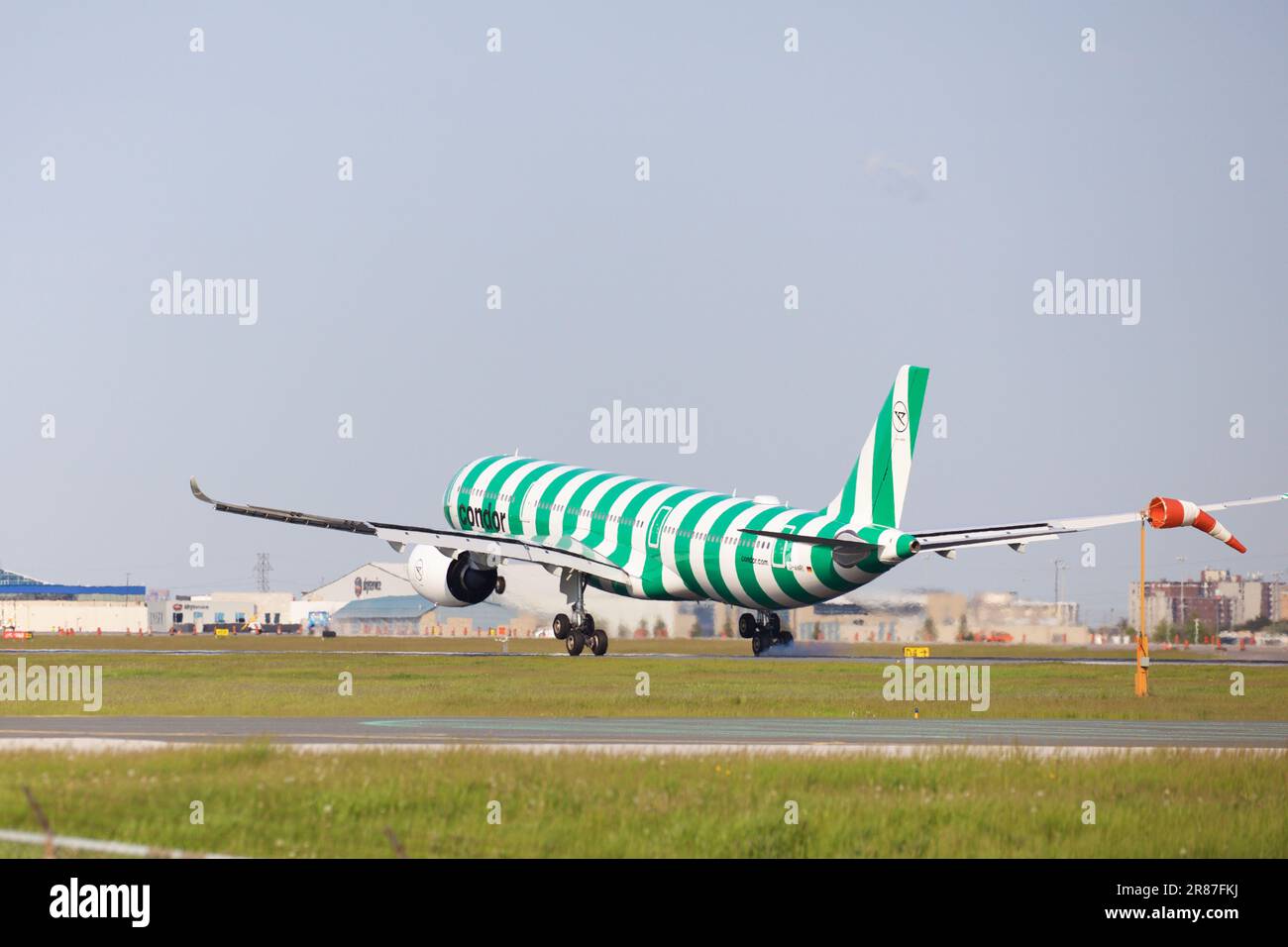 Condor Airlines Airbus 330-941 Landung am Flughafen Pearson, Toronto, Start- und Landebahn 06L Stockfoto