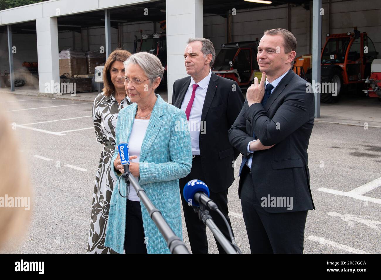 (Von L bis R): Martine Vassal, Elisabeth Borne, Renaud Muselier und Olivier Dussopt vertreten während des Presseinterviews bei INVA Company. Premierministerin Elisabeth Borne und Arbeitsminister Olivier Dussopt besuchen die Büros von Inva, einem Unternehmen zur sozialen Integration, das Langzeitarbeitslose unterstützt, und RSA (Solidaritätsarbeitseinkommen) Die Begünstigten kehren im Rahmen des neuen Vertrags über die Beschäftigung junger Menschen, den der französische Präsident Emmanuel Macron unter dem neuen Fazilität „France Travail“ geschlossen hat, wieder ins Erwerbsleben zurück. "Pôle Emploi" (eine französische Regierungsbehörde, die Arbeitslose registriert, ihnen hilft, Arbeit zu finden und Stockfoto