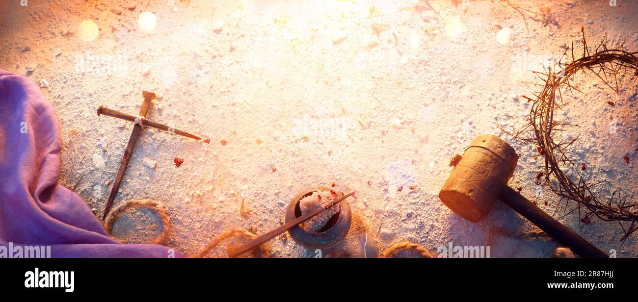 Calvary Passion Of Jesus Christ - Krone Der Dornen Und Blutigen Spikes Mit Hammer Und Violettem Gewand Auf Trockenem Boden Mit Abstrakten Lichtern Stockfoto