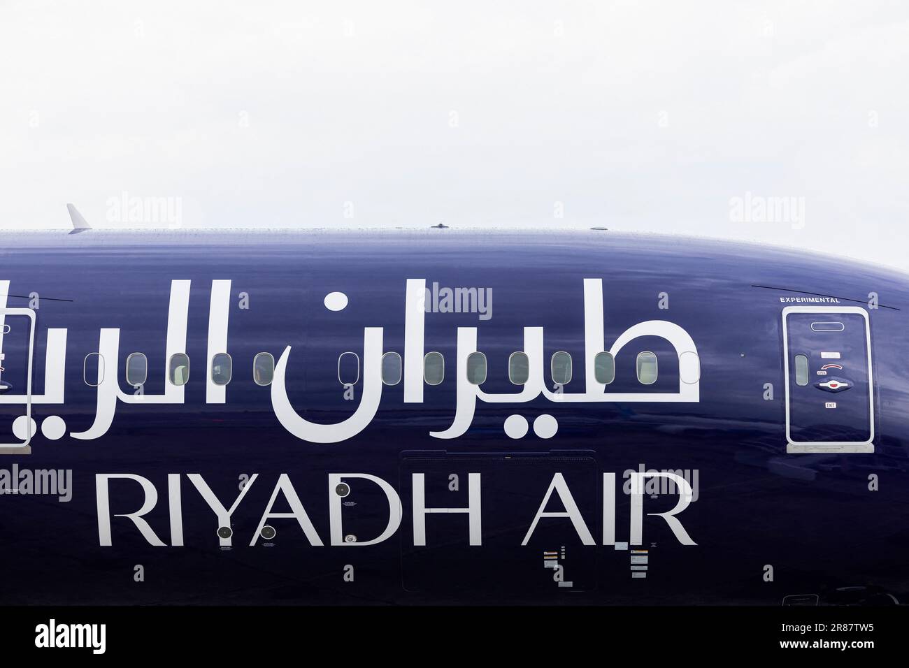 Riyadh Air ist eine geplante Fluggesellschaft unter der zweiten Flagge Saudi-Arabiens mit Sitz in der Hauptstadt Riad. Der Hauptstandort der Fluggesellschaft wird der King Khalid International Airport in Riad sein. Die Fluggesellschaft plant, hinsichtlich der Einnahmen die größte im Nahen Osten zu werden. Das Unternehmen wird nationale und internationale Linienflüge zu über 100 verschiedenen Zielorten im Nahen Osten, in Afrika, Asien, Europa, Südamerika und Nordamerika anbieten. Die derzeit angekündigte Flotte besteht aus Boeing 787-Flugzeugen. Le Bourget, Frankreich, 19. Juni 2023. Foto: Thomas Arnoux/ABACAPRESS.COM Stockfoto