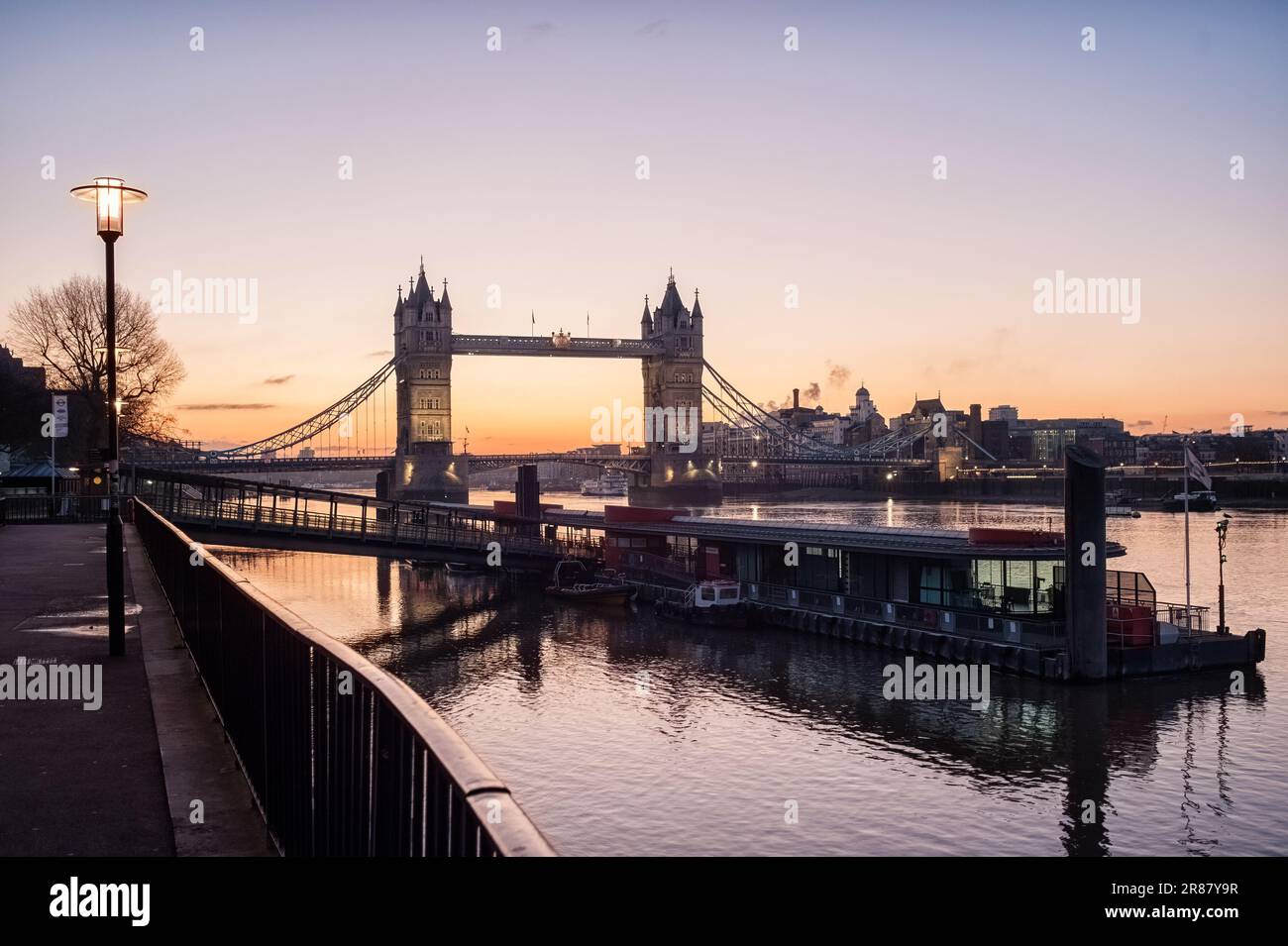 LONDON, Großbritannien - 03. JANUAR 2010: Blick entlang der Themse mit Tower Bridge und Tower Millennium Pier im Vordergrund Stockfoto