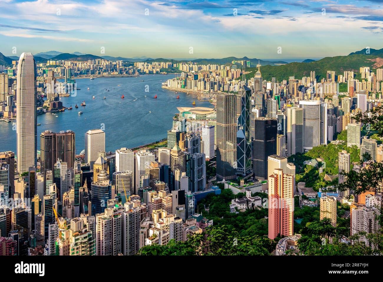 Tagsüber Blick auf die Skyline von Hongkong, Victoria Harbour und Kowloon Bay von der Lugard Road, Victoria Peak und Hong Kong Island. Stockfoto
