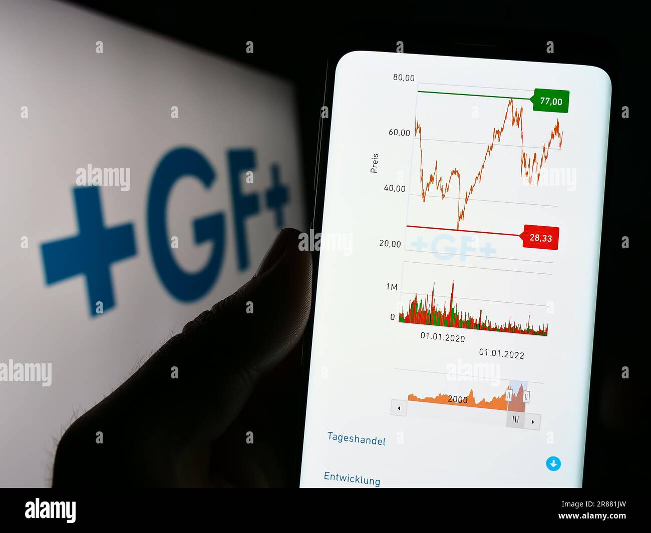 Person, die ein Mobiltelefon hält, mit Website des Schweizer Unternehmens Georg Fischer AG (GF) auf dem Bildschirm vor dem Logo. Konzentrieren Sie sich auf die Mitte des Telefondisplays. Stockfoto