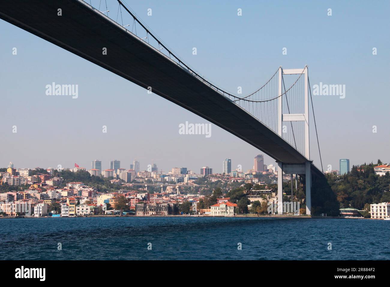 Brücke über den Bosporus mit Blick auf den europäischen Teil von Istanbul Türkei Stockfoto