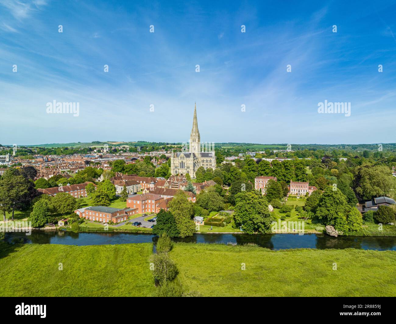 Luftaufnahme der Stadt Salisbury mit der Kathedrale von Salisbury und dem Fluss Avon, Salisbury Wiltshire, England, Großbritannien Stockfoto