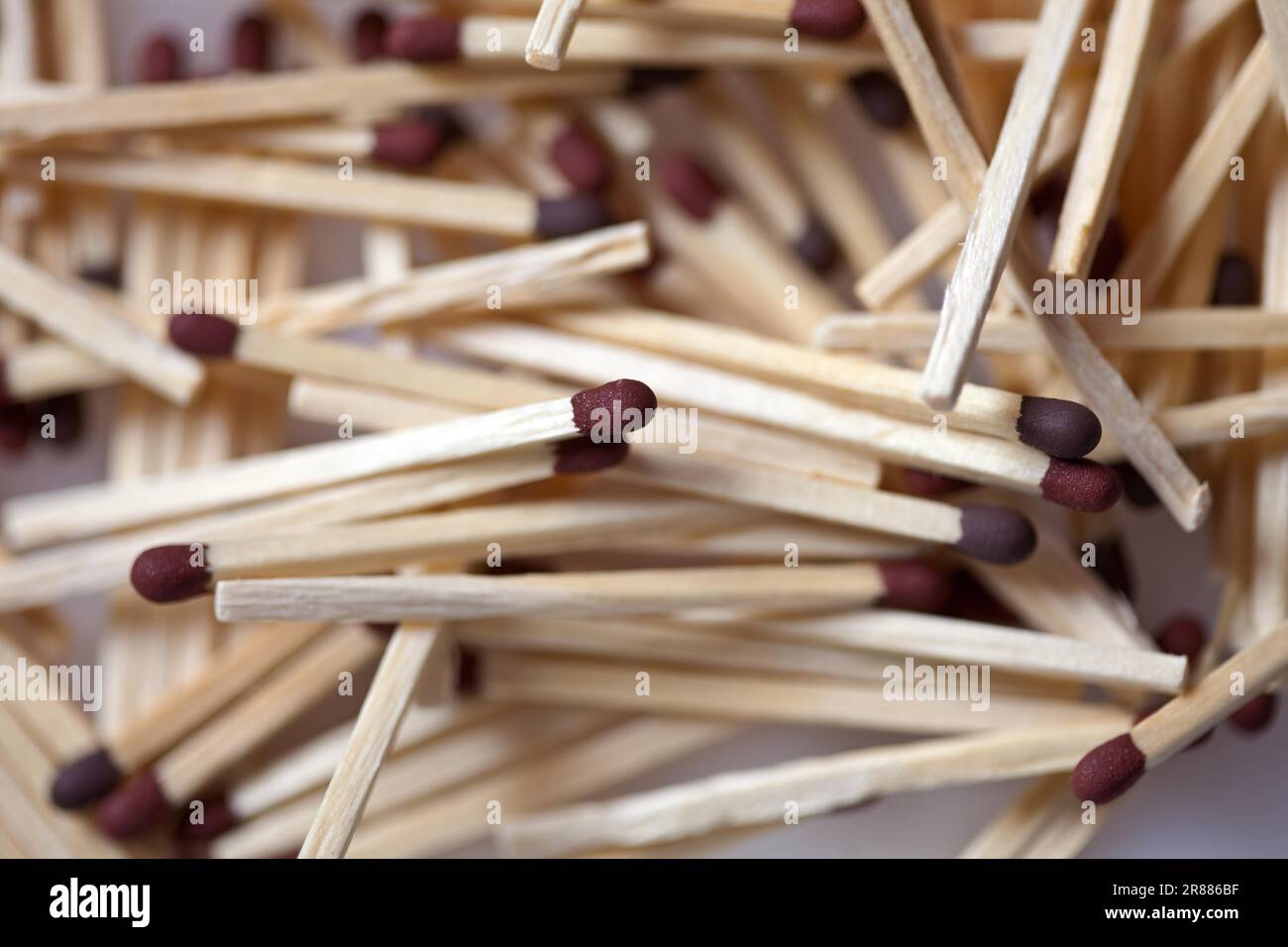 Streichhölzer auf neutralem Hintergrund, Nahaufnahme Stockfoto