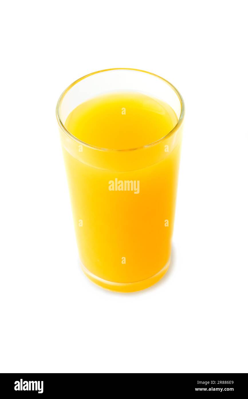 Volles Glas Orangensaft isoliert auf weißem Hintergrund Stockfoto