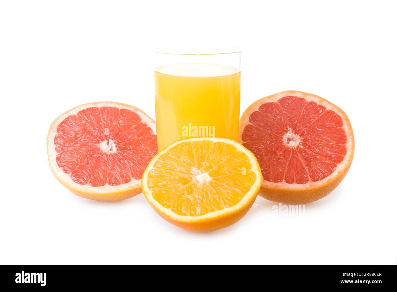 Ein Glas Orangensaft und reife Früchte, isoliert auf weißem Hintergrund Stockfoto