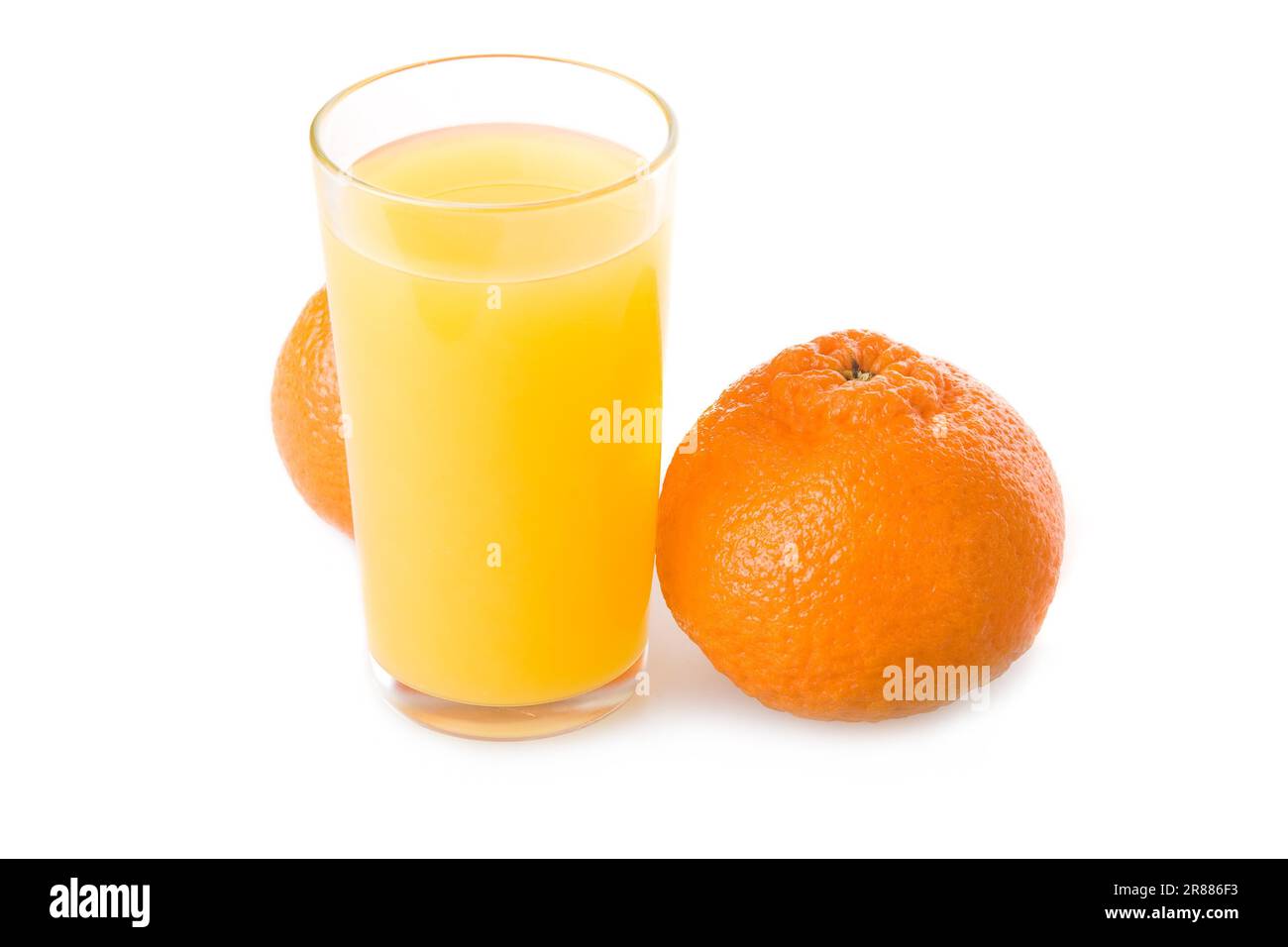 Ein Glas Orangensaft und reife Früchte, isoliert auf weißem Hintergrund Stockfoto