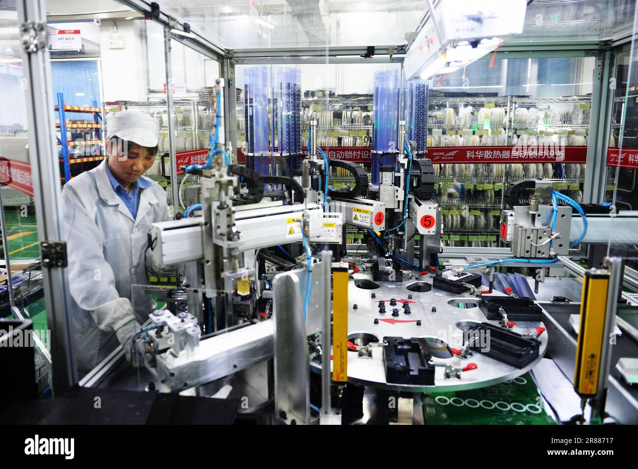 Zhangzhou, Chinas Provinz Fujian. 19. Juni 2023. Ein Arbeiter verarbeitet Leiterplatten in einer intelligenten Werkstatt eines Privatunternehmens in Zhangzhou, südostchinesischer Provinz Fujian, am 19. Juni 2023. Die Kommunalregierung von Zhangzhou hat Anstrengungen unternommen, um ein günstiges Geschäftsumfeld zu schaffen, und hat eine Reihe von Präferenzmaßnahmen für den privaten Sektor veröffentlicht. Im Jahr 2022 hat der Produktionswert privater Industrieunternehmen über der angegebenen Größe 546,12 Milliarden Yuan (etwa 76,26 Milliarden US-Dollar) erreicht, was einem Anstieg um 11,8 Prozent gegenüber dem Vorjahr entspricht. Kredit: Liu Yongzhen/Xinhua/Alamy Live News Stockfoto