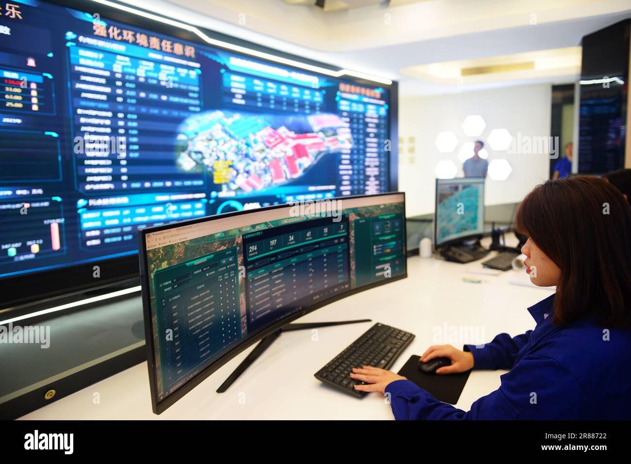 Zhangzhou, Chinas Provinz Fujian. 19. Juni 2023. Mitarbeiter überwachen Daten in einem intelligenten Kontrollzentrum eines Privatunternehmens in Zhangzhou, südöstlich der chinesischen Provinz Fujian, am 19. Juni 2023. Die Kommunalregierung von Zhangzhou hat Anstrengungen unternommen, um ein günstiges Geschäftsumfeld zu schaffen, und hat eine Reihe von Präferenzmaßnahmen für den privaten Sektor veröffentlicht. Im Jahr 2022 hat der Produktionswert privater Industrieunternehmen über der angegebenen Größe 546,12 Milliarden Yuan (etwa 76,26 Milliarden US-Dollar) erreicht, was einem Anstieg um 11,8 Prozent gegenüber dem Vorjahr entspricht. Kredit: Liu Yongzhen/Xinhua/Alamy Live News Stockfoto