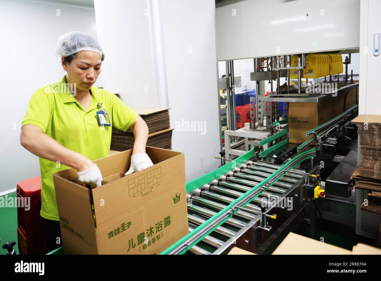 Zhangzhou, Chinas Provinz Fujian. 18. Juni 2023. Ein Arbeiter wird am 18. Juni 2023 in einer intelligenten Werkstatt eines Privatunternehmens in Zhangzhou, südostchinesischer Provinz Fujian, gesehen. Die Kommunalregierung von Zhangzhou hat Anstrengungen unternommen, um ein günstiges Geschäftsumfeld zu schaffen, und hat eine Reihe von Präferenzmaßnahmen für den privaten Sektor veröffentlicht. Im Jahr 2022 hat der Produktionswert privater Industrieunternehmen über der angegebenen Größe 546,12 Milliarden Yuan (etwa 76,26 Milliarden US-Dollar) erreicht, was einem Anstieg um 11,8 Prozent gegenüber dem Vorjahr entspricht. Kredit: Liu Yongzhen/Xinhua/Alamy Live News Stockfoto