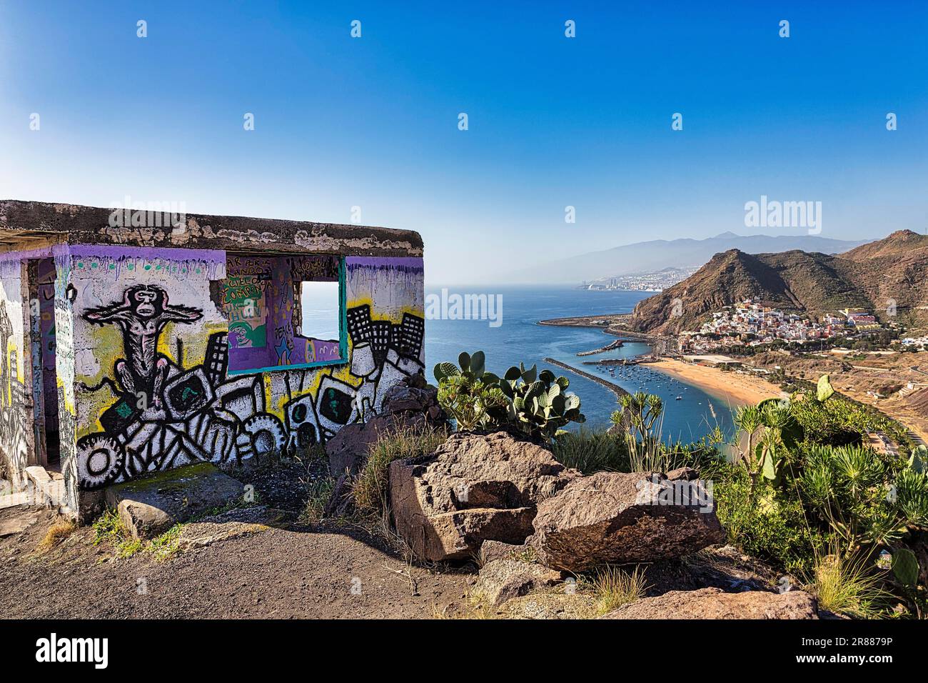 Ruine mit Graffiti, Blick auf den Sandstrand Playa de Las Teresitas, San Andres und Anaga Mountains, La Montanita, Santa Cruz de Teneriffa, Teneriffa Stockfoto