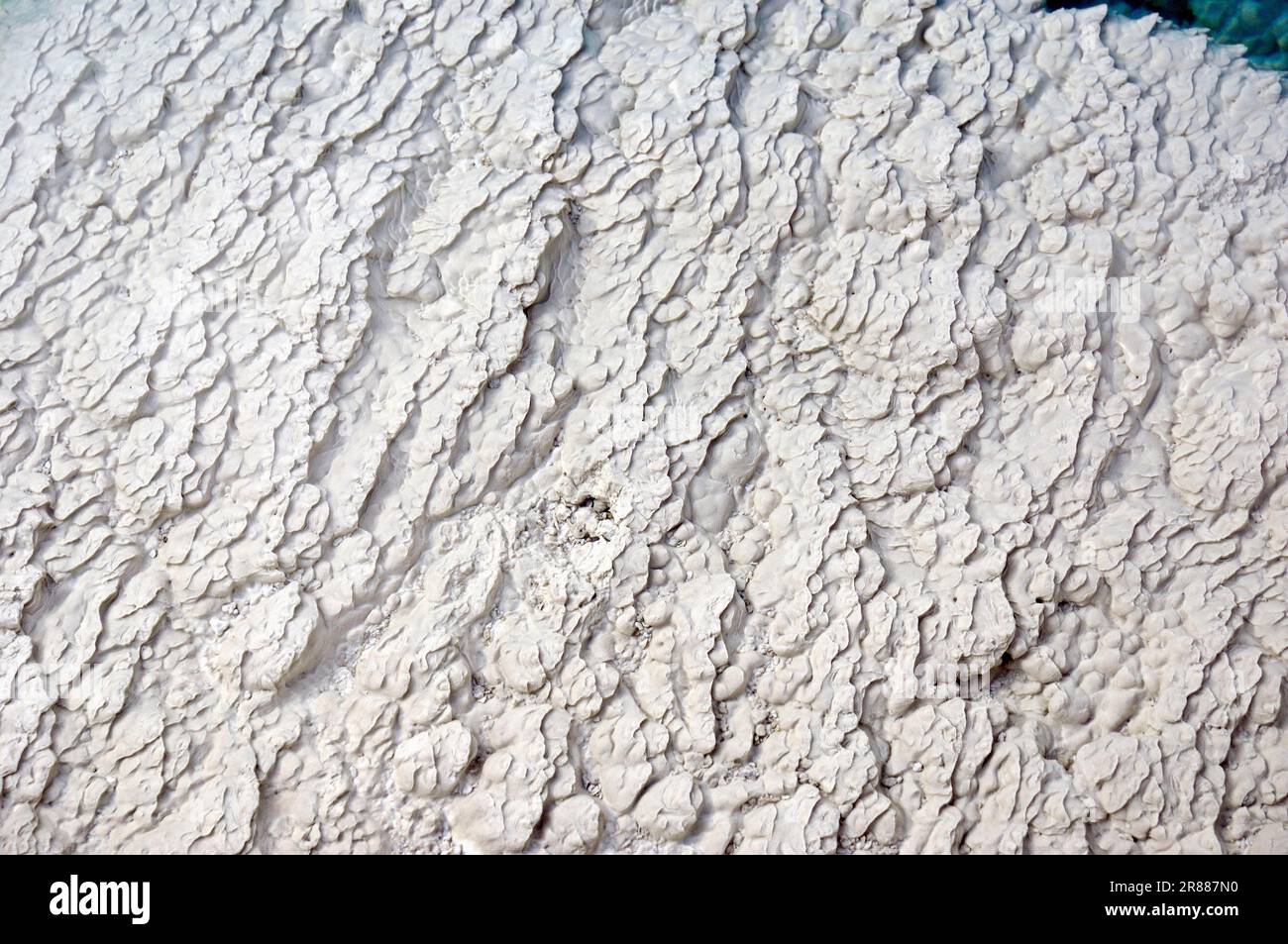 Mineralvorkommen an heißen Quellen, West Thumb Geyser Basin, Yellowstone-Nationalpark, Wyoming, USA Stockfoto