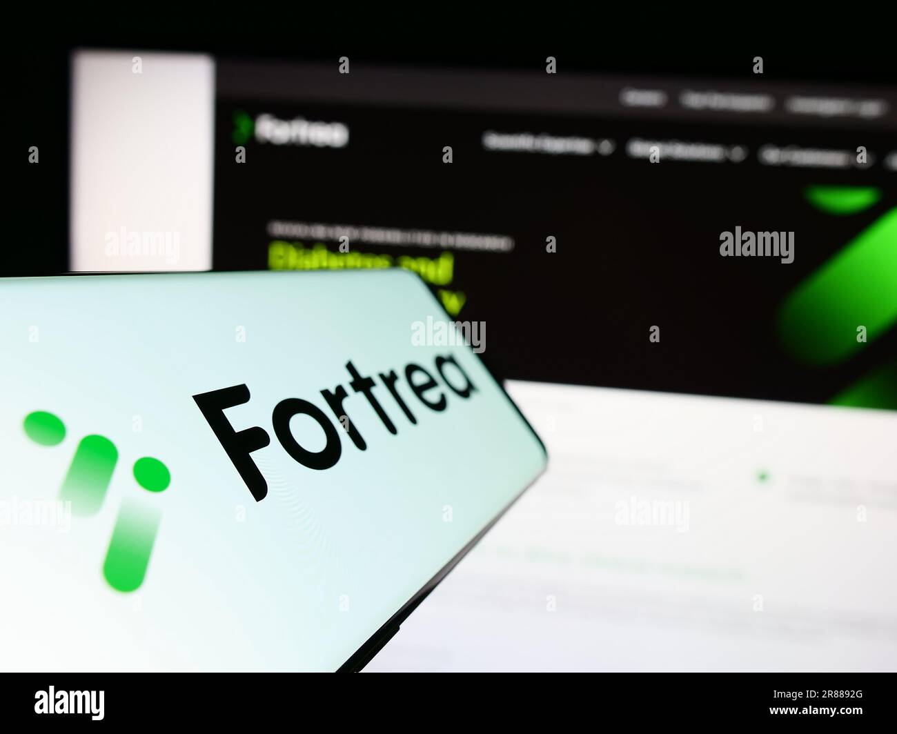 Handy mit Logo des amerikanischen Gesundheitsunternehmens Fortrea Inc. Auf dem Bildschirm vor der Business-Website. Fokus auf der linken Seite des Telefondisplays. Stockfoto