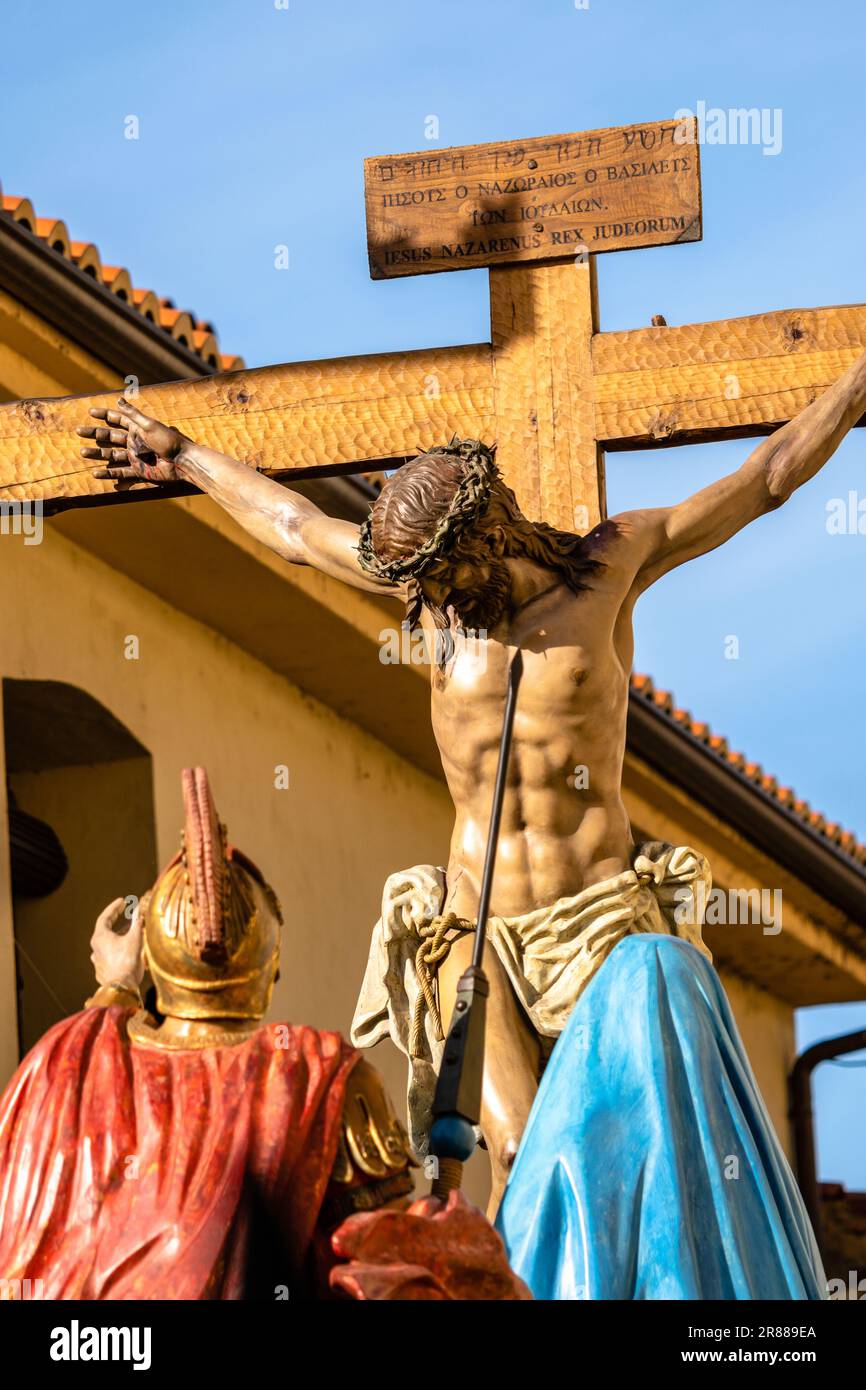 Zamora, Spanien - 7. April 2023: Polychromes Holz-Skulpturensemble, das die Kreuzigung Jesu darstellt, begleitet von Maria, den Dieben und den verkauften Stockfoto