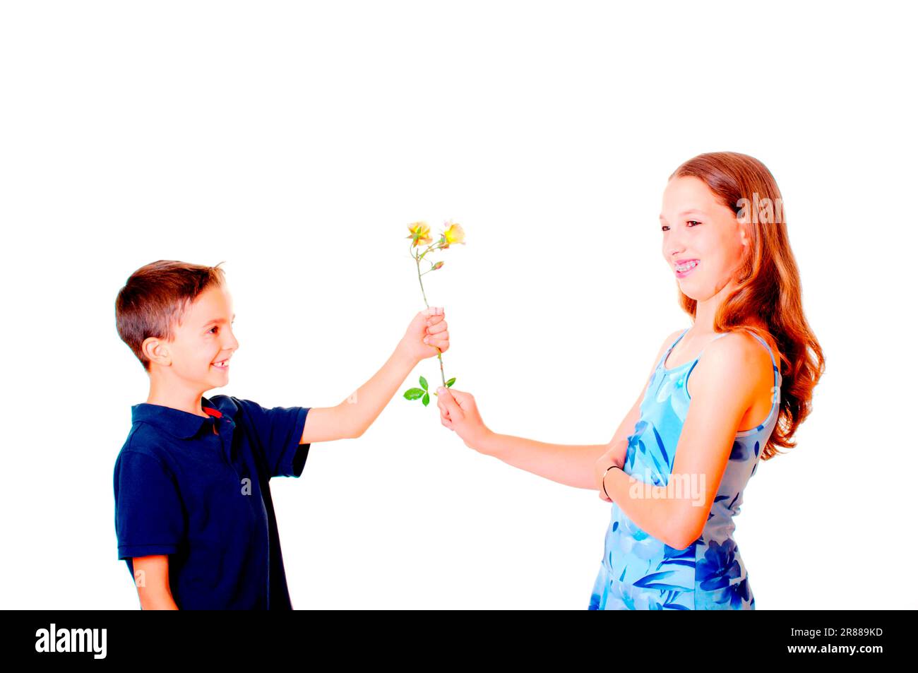 Junge schenkt Mädchen Blumen Stockfoto