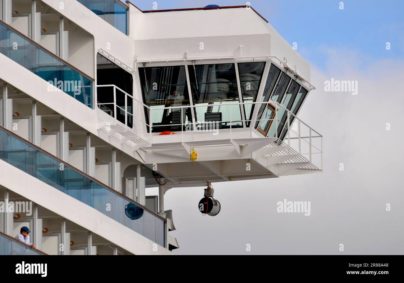Madeira Island, Portugal, Stadt, Funchal, Kreuzfahrtschiff im Hafen, Costa Serena Kreuzfahrtturm, Schiffsbrücke Stockfoto