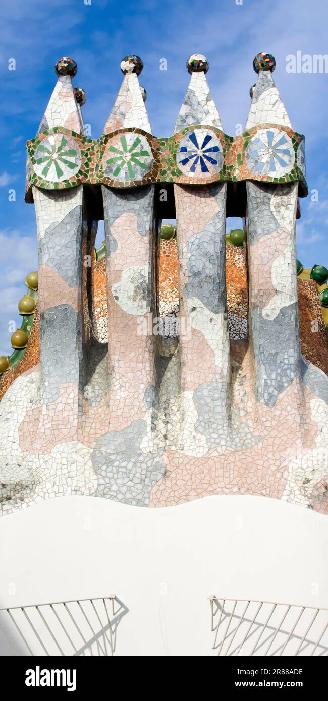 Kamine auf der Terrasse, Antonio, Casa Batllo, Architekt Antoni Gaudi, Eixample District, Barcelona, Katalonien, Spanien Stockfoto