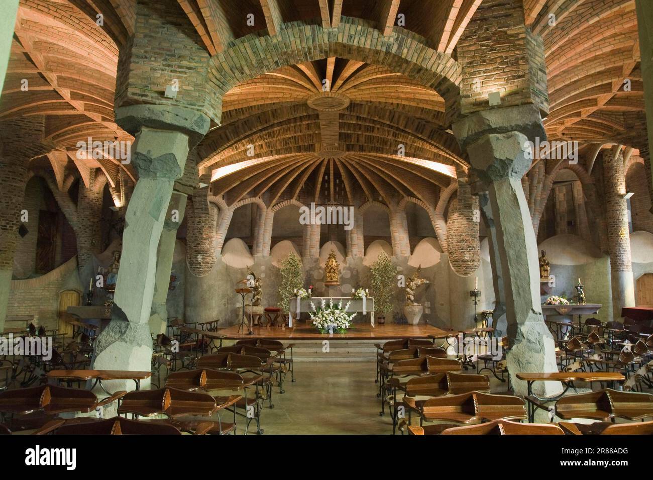 Kirche, Antonio, Gueell, Colonia Güell, Architekt Antoni Gaudi, Santa Coloma de Cervello, Barcelona, Katalonien, Spanien Stockfoto