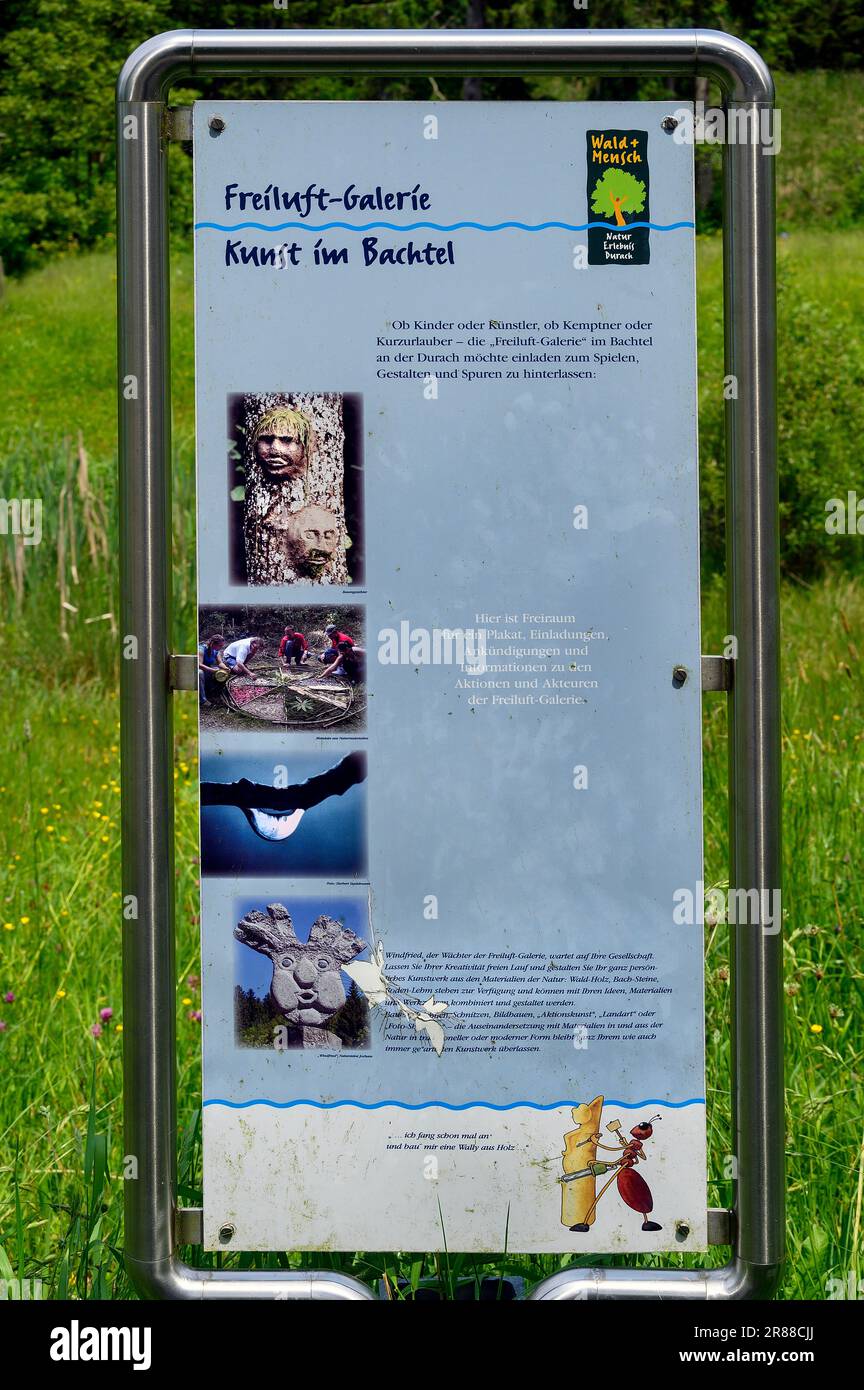 Hinweisschild der Freiluftgalerie im Bachtal an der Durach, Durach, Allgaeu, Bayern, Deutschland Stockfoto