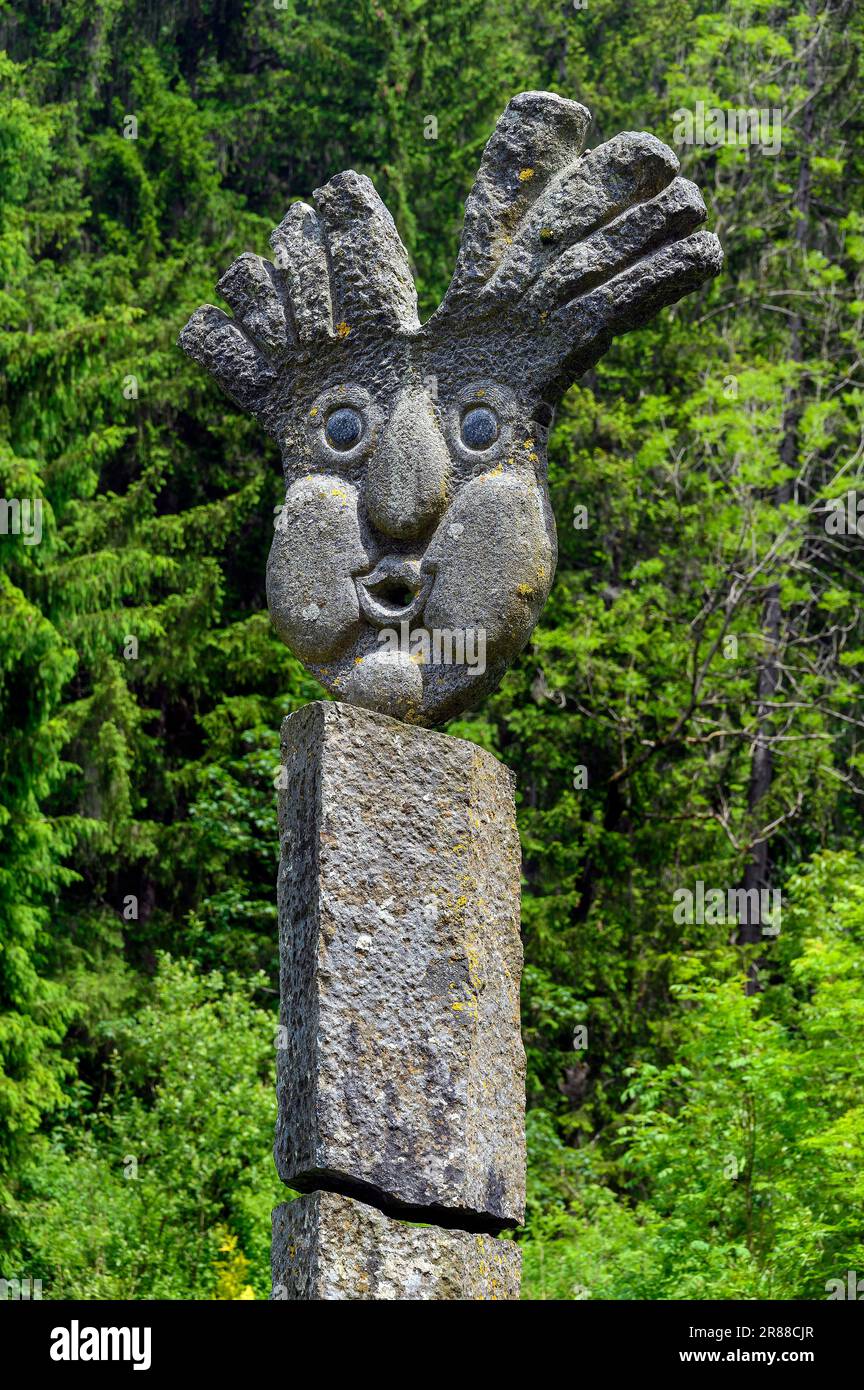 Steinfigur, Winfried der Wächter der Freiluftgalerie im Bachtal an der Durach, Durach, Allgaeu, Bayern, Deutschland Stockfoto