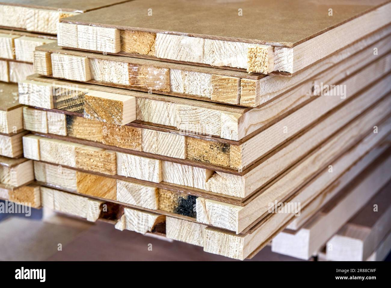 Stapel von Blockplatten aus Holzbohlen und MDF-Material im Zimmereilager. Werkstücke von Türen in der Werkstätte Stockfoto