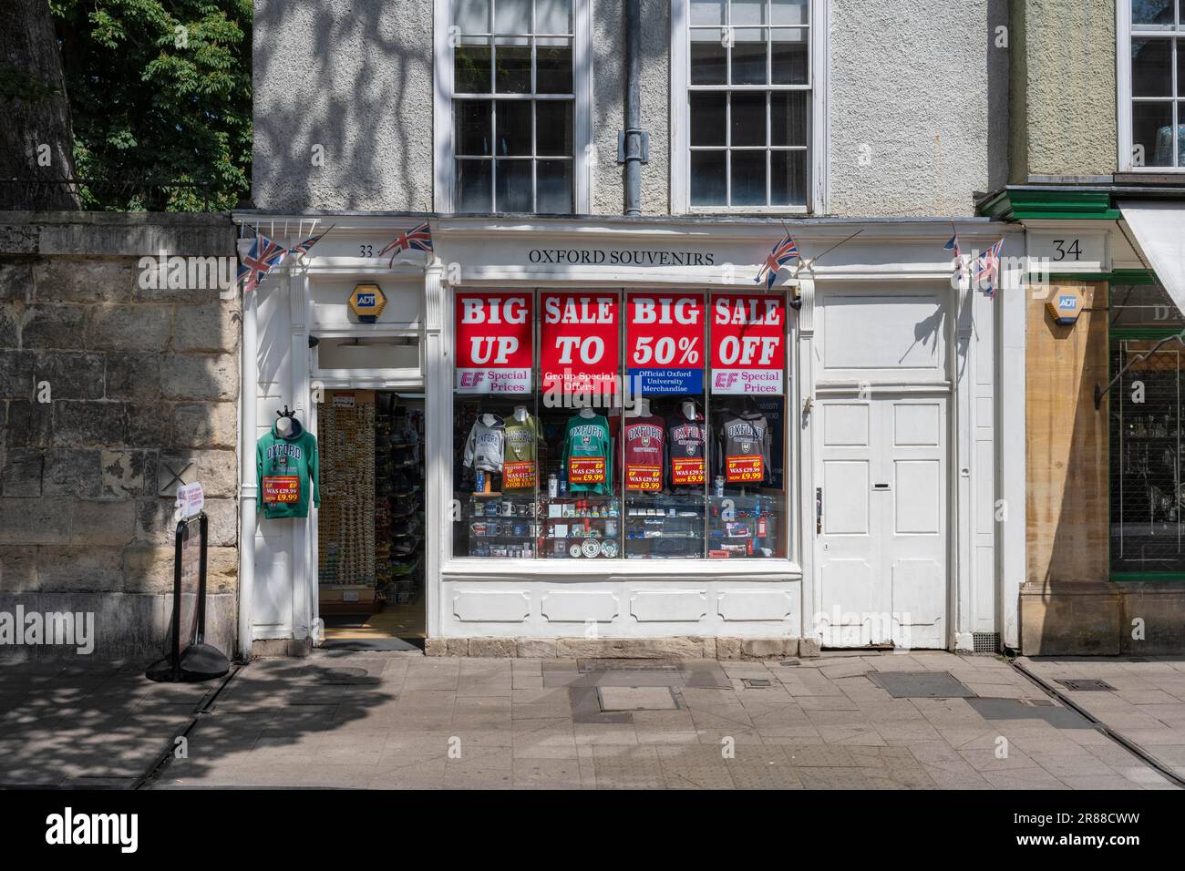 Traditioneller Souvenirladen mit Artikeln aus Großbritannien in der Altstadt von Oxford, Oxfordshire England, Großbritannien Stockfoto