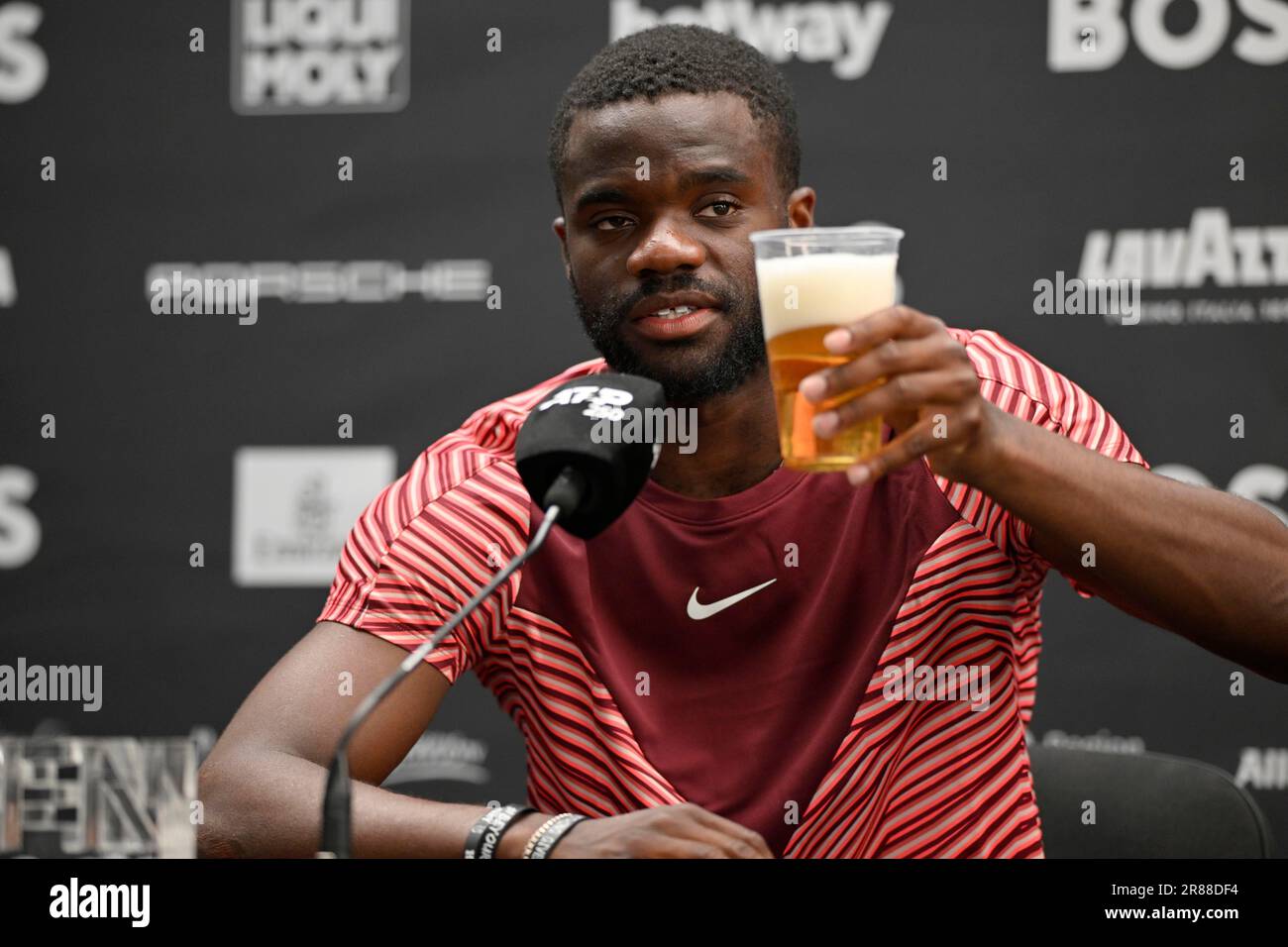 Frances Tiafoe USA mit deutschem Bier während der Pressekonferenz, Tennis, BOSS Open 2023, Weissenhof, Stuttgart, Baden-Württemberg, Deutschland Stockfoto