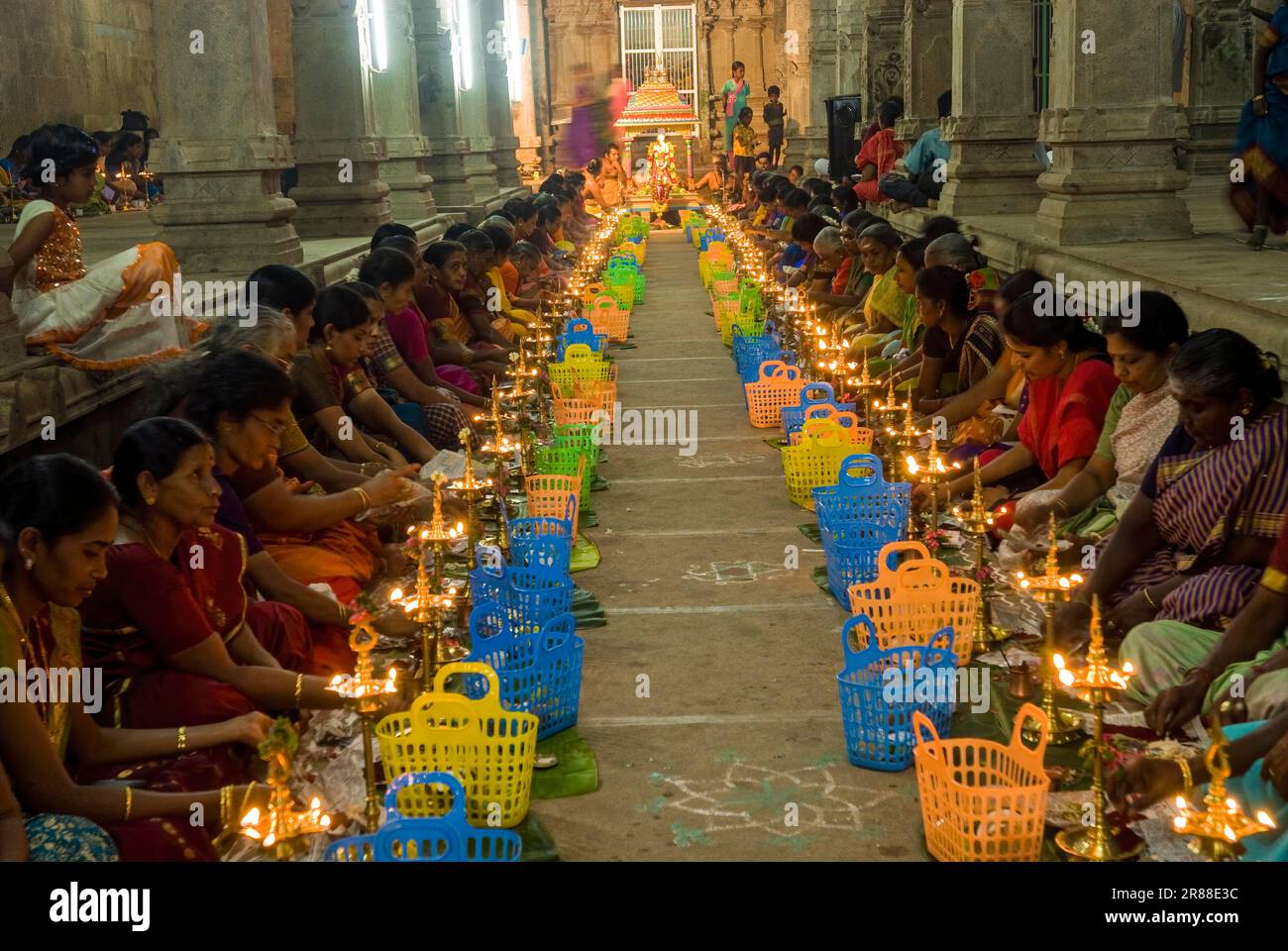 Frauen beten mit der Öllampe Vilakku Poojai in Matthur bei Karaikudi, Tamil Nadu, Südindien, Indien, Asien an Stockfoto