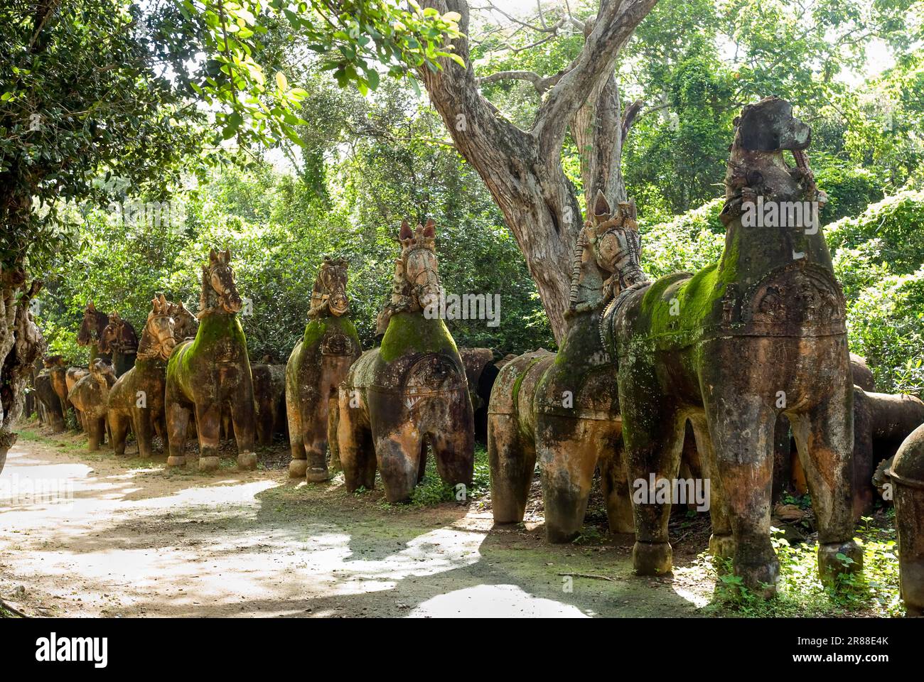 Heilige Hölzer, Terrakotta-Pferde im Ayyanar-Tempel in Oorappatti bei Pudukkottai, Tamil Nadu, Südindien, Indien, Asien Stockfoto