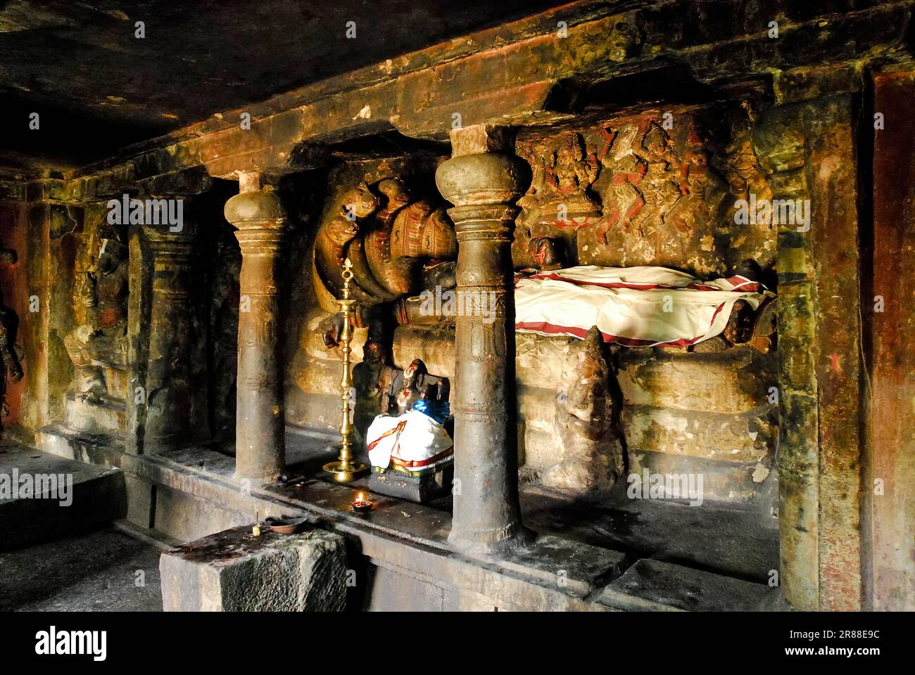 Das 15ft geschnitzte Bild von Lord Anantha Padmanabha auf der Schlange Adisesha im Ananthapadmanabha Swamy-Höhlentempel in Malayadipatti Stockfoto