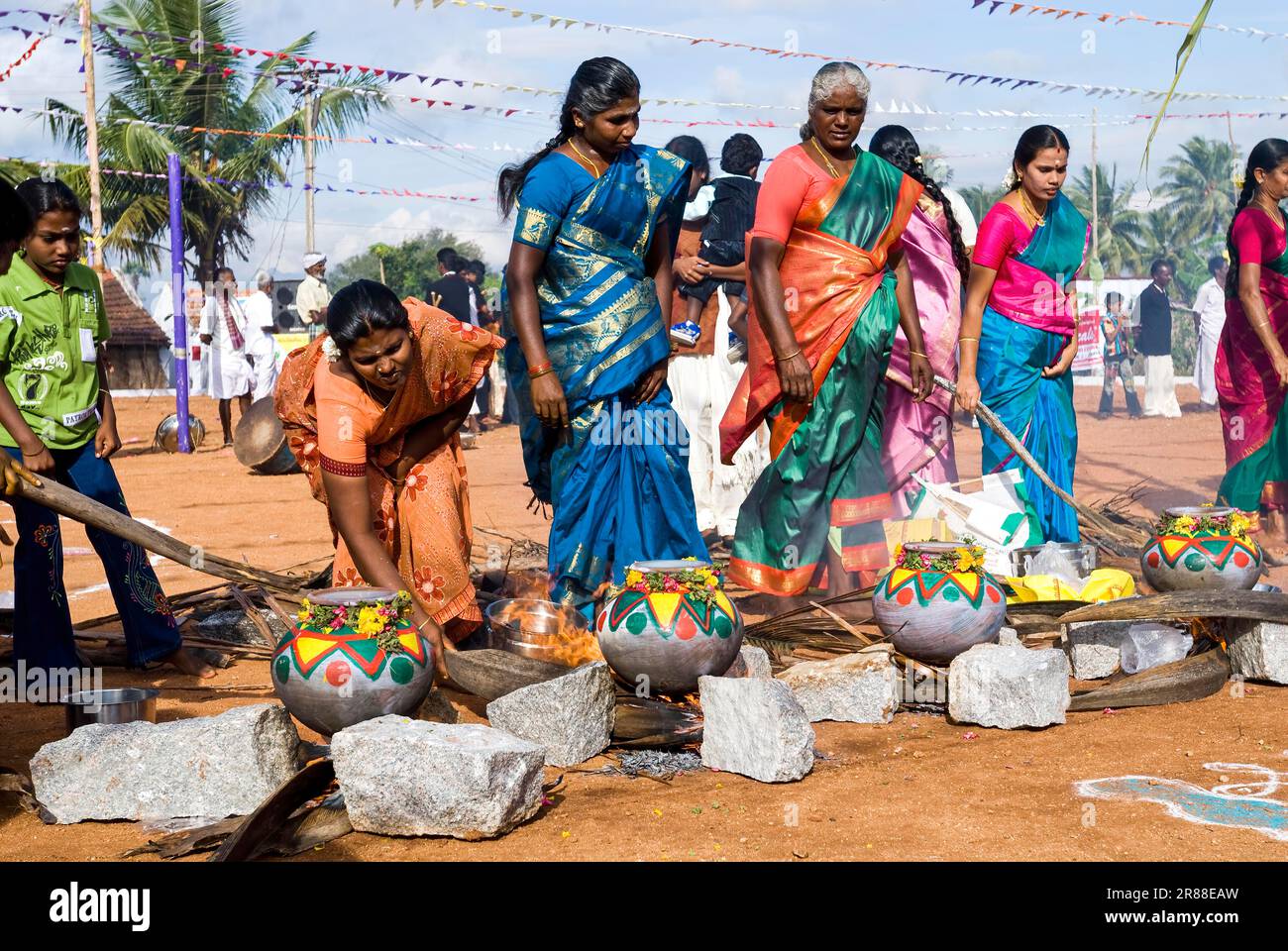 Women Performing Pongal Celebration in Pollachi, Tamil Nadu, Südindien, Indien, Asien Stockfoto