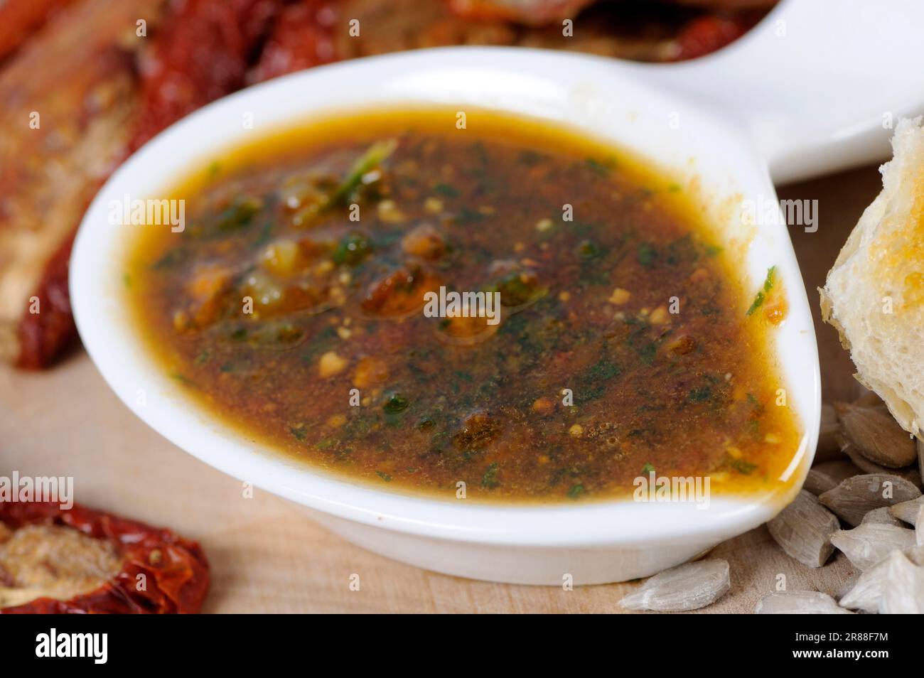 Pesto mit Petersilie, Knoblauch, getrockneten Tomaten, Sonnenblumenkernen, getrockneten Tomaten, Sonnenblumenkerne Stockfoto