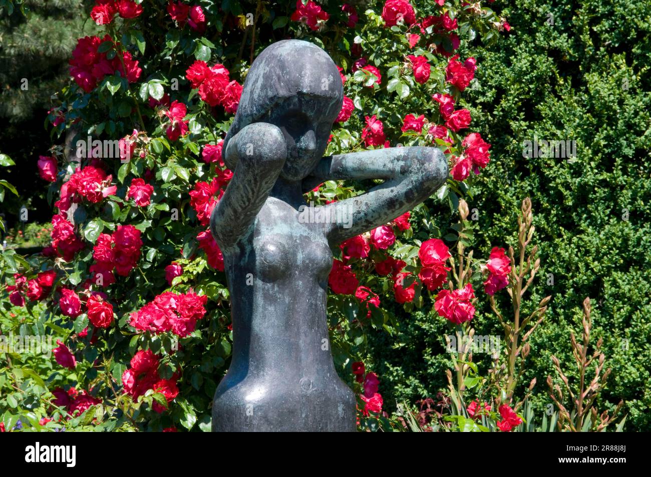 Statue im Rosengarten, Westfalenpark Dortmund, Ruhrgebiet, Nordrhein-Westfalen, Deutschland, Rosarium Stockfoto