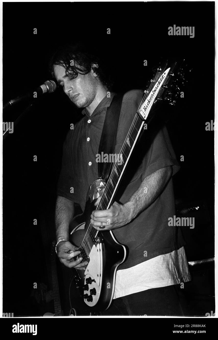 JEFF BUCKLEY, RARE UK TOUR PICTURES, 1995: Jeff Buckley (1966–1991) spielte am 15. Januar 1995 live im The Fleece and Firkin in Bristol, England während seiner Mystery White Boy European Tour. Zuvor unveröffentlichte Bilder von Negativen, die 2016 wiederentdeckt wurden. Foto: ROB WATKINS. INFO: Jeff Buckley, ein US-amerikanischer Singer-Songwriter der 90er Jahre, besaß eine ätherische Stimme und ein ausgeprägtes Songwriting-Talent. Seine eindringliche Wiedergabe von Hallelujah und seinem Debütalbum Grace festigte seinen Status als legendäre Figur im alternativen Rock, trotz seiner tragischen kurzen Karriere. Stockfoto
